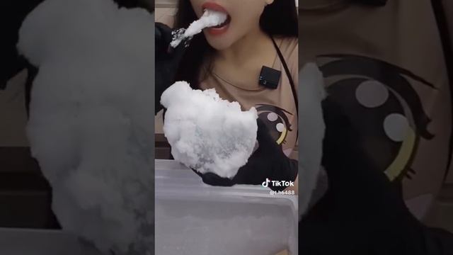 кореянка грызёт ледяные сосульки из морозилки! смотреть онлайн