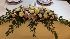 Свадебная композиция на стол молодоженов из роз и эустомы