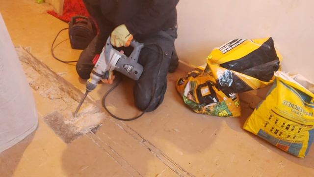 Channelling through concrete for a soil pipe. смотреть онлайн