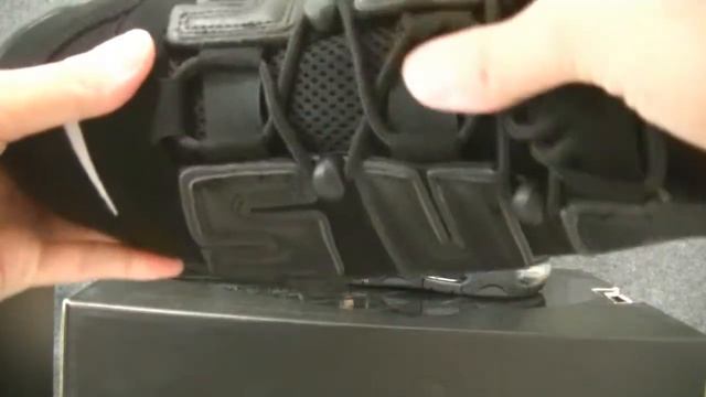 Review:Supreme X Nike Air More Uptempo Red & Black Unboxing from sneakeronfire.us смотреть онлайн