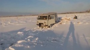 УАЗ буханка провалилась в снег в поле