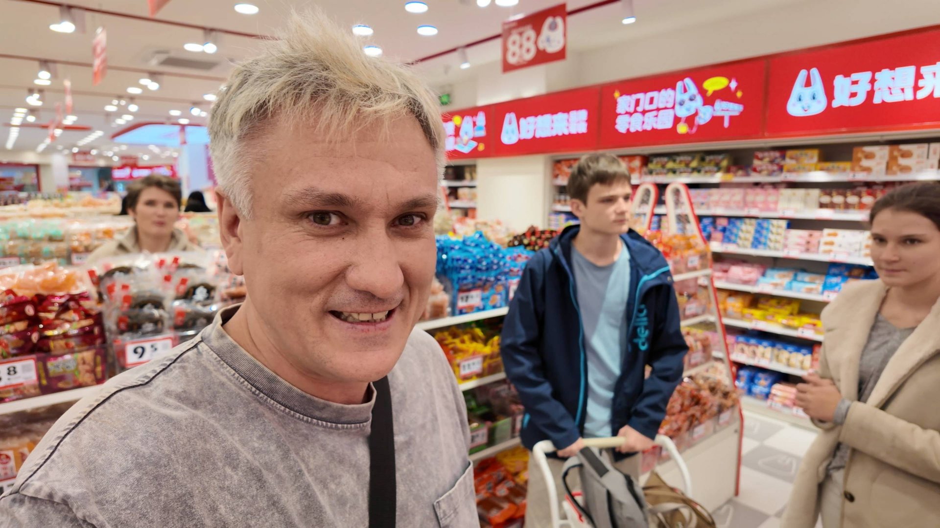 Китайские снеки. Целая телега вредной вкуснятины смотреть онлайн