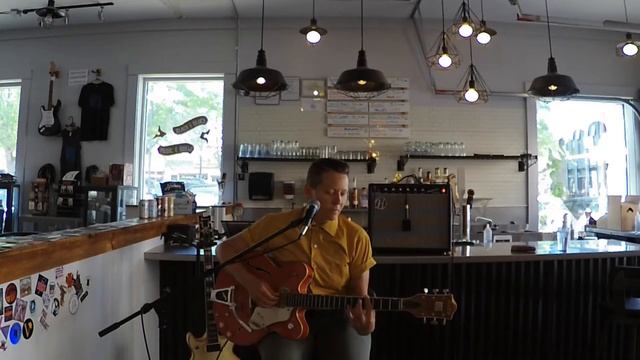 Black and Blues Locals Lounge S1E3 Veronica May смотреть онлайн