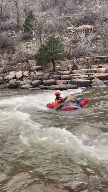 Just a little surfing to show us how it’s done. #packrafting #whitewaterrafting смотреть онлайн