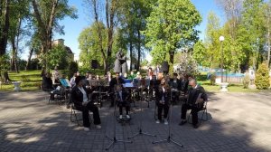 Игра на ложках в сопровождении оркестра на День Победы в городском парке.