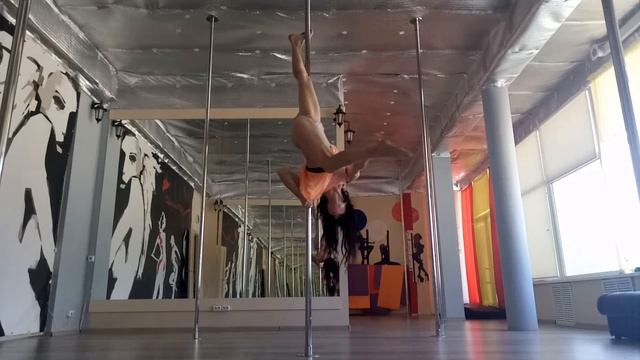 Красивый шпагат вниз головой смотреть онлайн