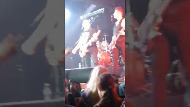 Немного видео с концерта Артура Беркута в "Гластонбери" 26 мая 2022 смотреть онлайн