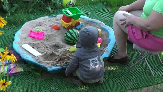 с бабусей в песочнице смотреть онлайн