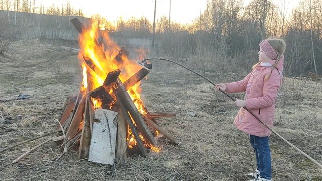 субботник, сжигаю в костре мусор смотреть онлайн