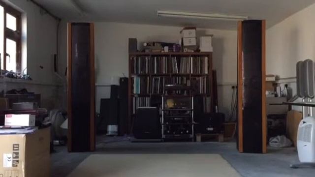 Martin Logan Sequel ll play Pink Floyd смотреть онлайн