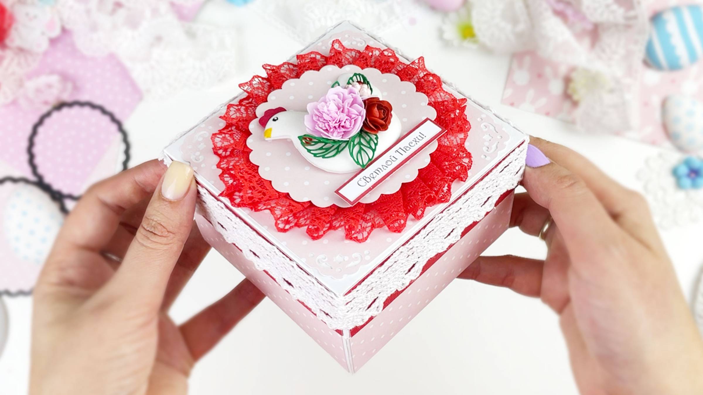 Красивый вариант подарочной коробочки с курочкой, в которой можно презентовать конфетки на Пасху🎁 смотреть онлайн