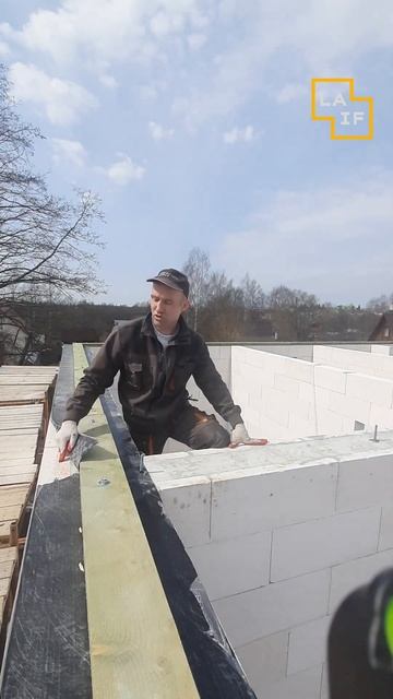 Устройство армопояса в U блоке газобетона