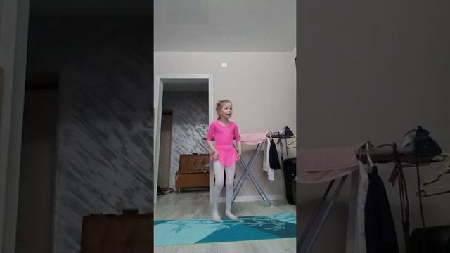 я снемаю видео как сесть на шпагат🥰🥰🥰🥰 смотреть онлайн