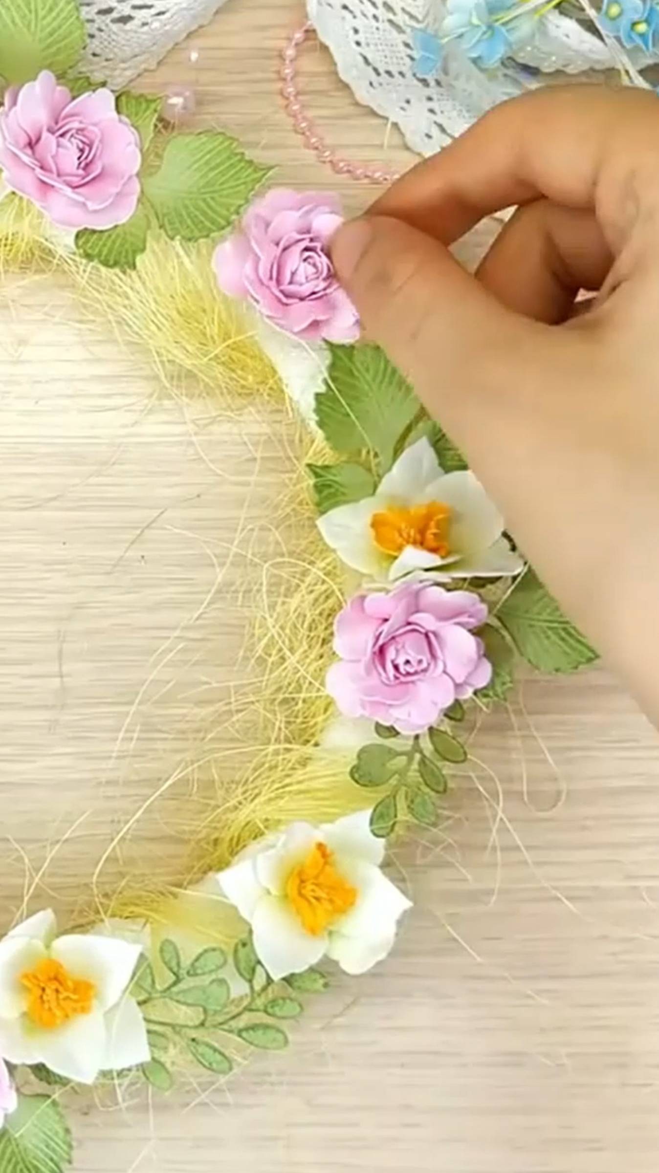 Вырезала кольцо из картона, наклеила на него много цветов, листьев и сделала пасхальный венок 💛 смотреть онлайн