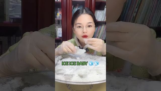 грызёт лёд из домашнего морозильника! смотреть онлайн