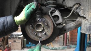 Регулировка колодок ручного тормоза на Toyota Avensis 2,0 Тойота Авенсис 2007 года