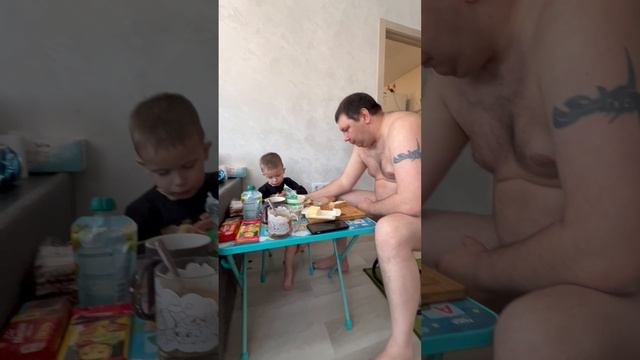 Володя с отцом завтракают, едят хлеб с маслом. Володе 3,5 года смотреть онлайн