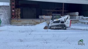 Работа гусеничного погрузчика Bobcat T770 по уборке снега