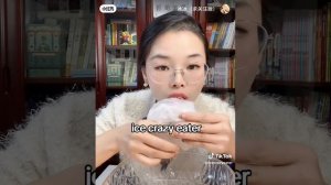 кореянка грызёт перчатку из льда!
