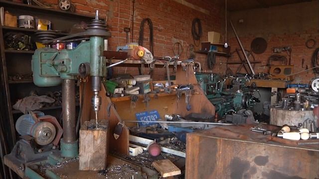 Житель деревни Сарбаш Пустошь собирает тракторы, агрегаты и даже летающие аппараты смотреть онлайн