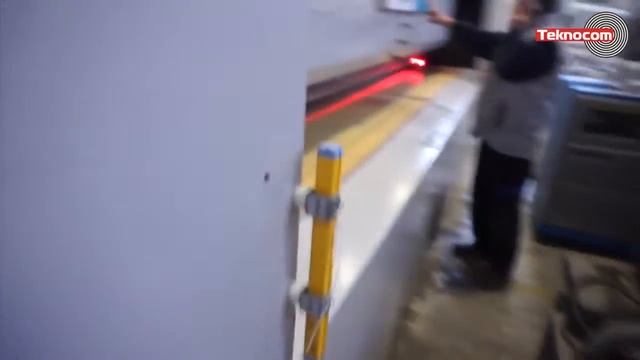 MONGUZZI TRM-2L - Двухножевая гидравлическая гильотина для раскроя шпона по 2-м продольным сторонам