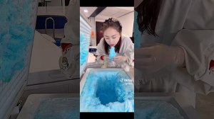 голубой вкусный лёд из морозилки, съедобный!