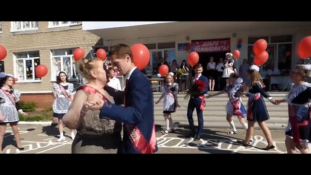 Прощальный танец выпускников с классным руководителем. Даже песню сами написали! #топыкатегорий смотреть онлайн