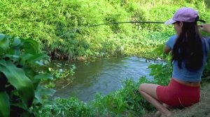 Девушка ловит рыбу на крючок #fishing