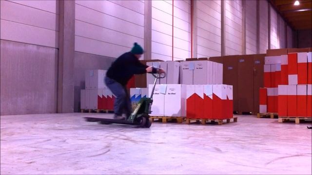 Best Trick Pallet Jack 180's To Pallet смотреть онлайн