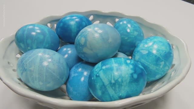 Окрашивание пасхальных яиц в технике СИБУРИ! Фильтр из кофейных мешочков и съедобный краситель! смотреть онлайн