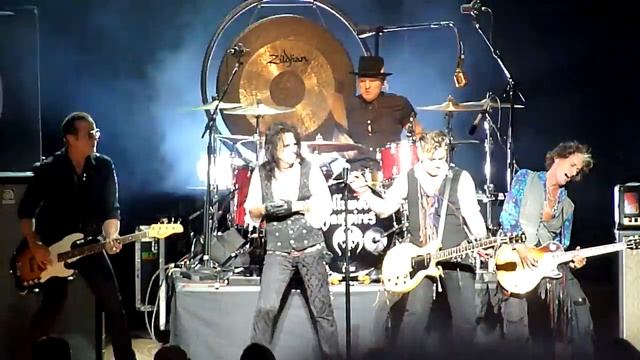 Hollywood Vampires - "Whole Lotta Love" (Zeppelin cover) - Live 07-22-2016 - Rohnert Park, CA смотреть онлайн