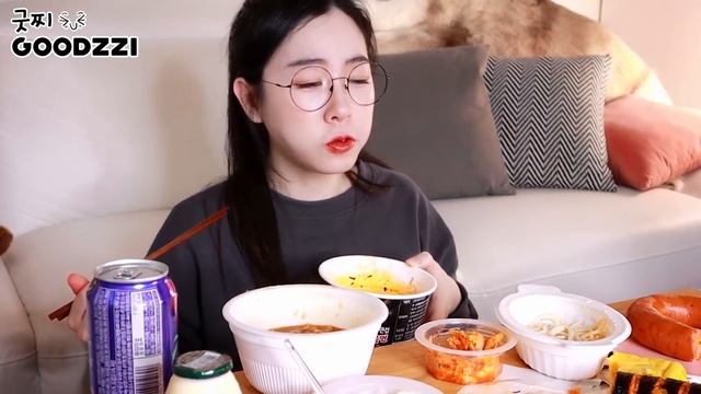 a Convenience store mukbang❤️spicy noodle, Kilbasa sosseji ,carbonara pasta, potato salad, chocolat смотреть онлайн