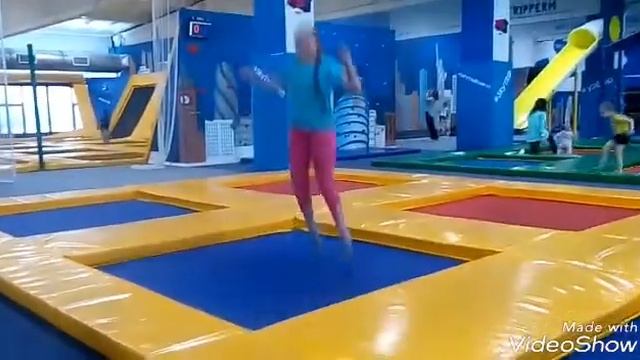 Батутный центр Sky Trip влог : прыгаю на батутах смотреть онлайн
