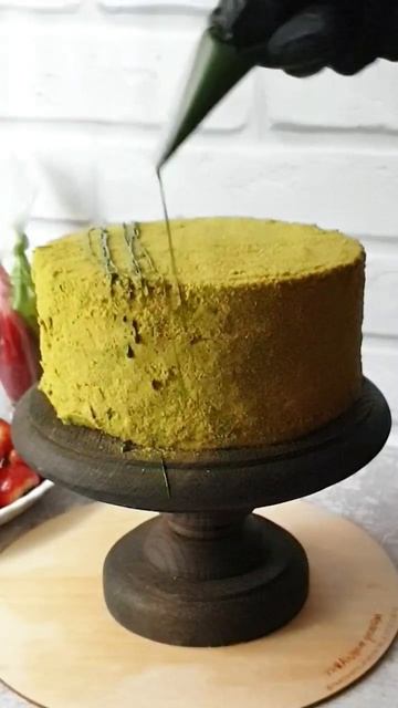 Фисташковый веган медовик с клубничным конфи