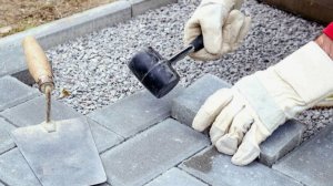 Провалилась брусчатка.