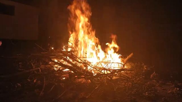 HD Большой костер дома. Горит много веток. Треск дров, звуки костра смотреть онлайн