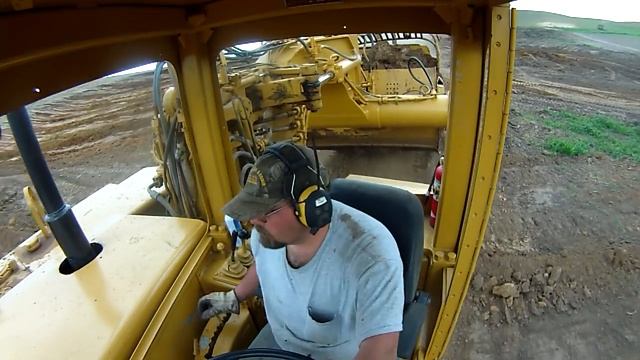 Moving dirt with a motor scraper смотреть онлайн