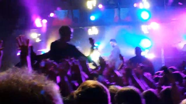 Sleeping With A Friend (Crowd Surfing) смотреть онлайн