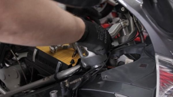 How do you replace the handlebar on a Ducati ST4s?