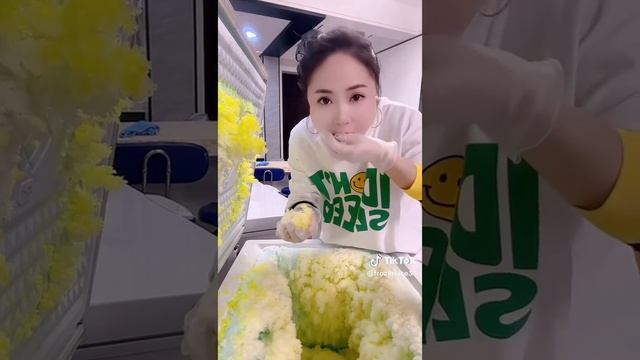 залипательное поедание льда из морозилки! смотреть онлайн