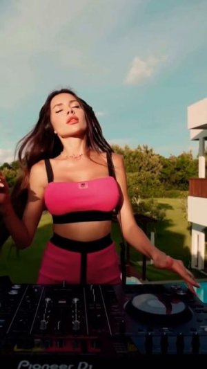 xinia dia #melodichouseandtechno #dj #techno #xeniadiamond