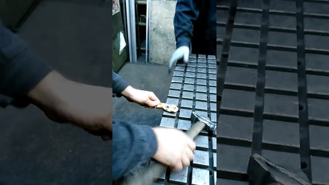 Ломаем рукоятку ножа из берёзового капа смотреть онлайн