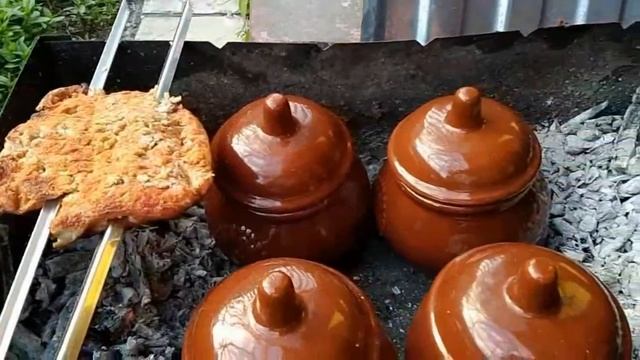 Как накормить на пикнике большую кампанию.Шашлык и горшочки с кашей на мангале смотреть онлайн
