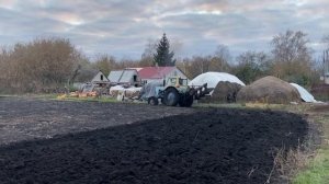 Распахиваем огороды трактором ЮМЗ. Сельхозтехника. Внутри кабины. Как валит бочком трактор по огоро