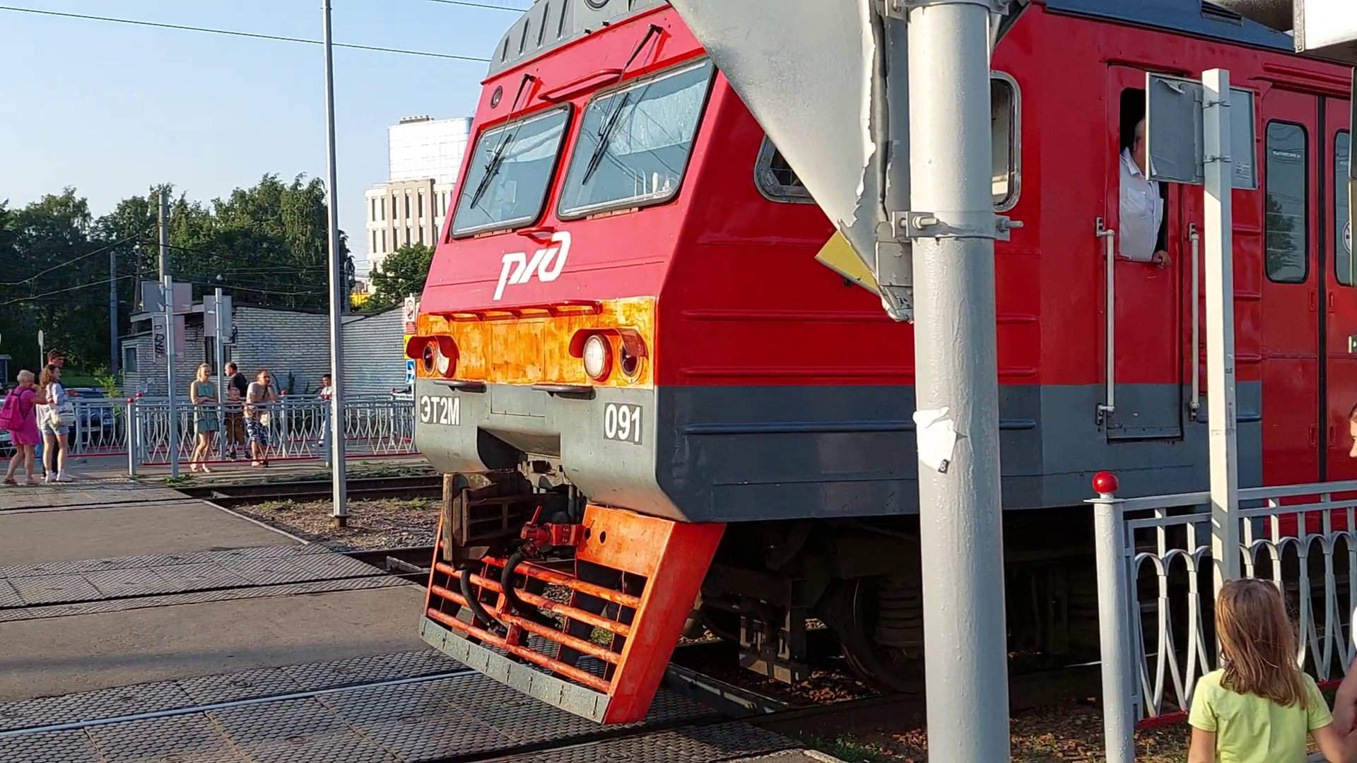 Электропоезд ЭТ2М отправляется со станции Кушелевка в сторону Финляндского вокзала