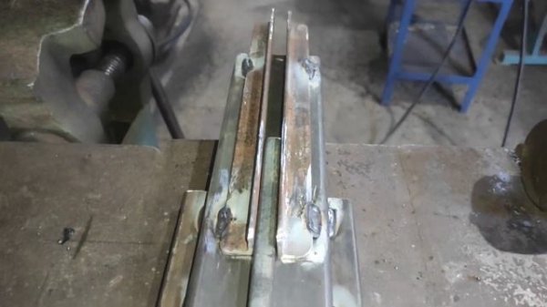 ⚙️ПРОСТОЕ ПРИСПОСОБЛЕНИЕ ЗА 5 МИНУТ. Сварка корзинок с квадратом. #blacksmith #ironwork #geflund