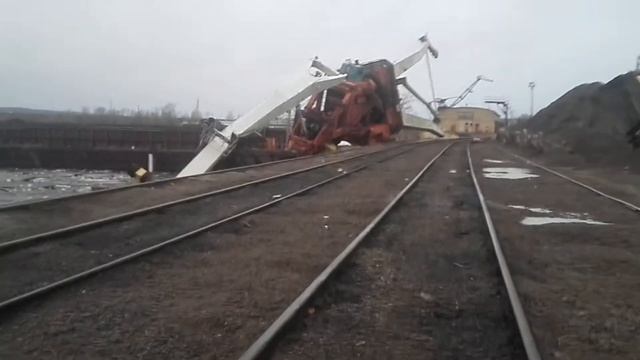 Как падают краны в Мозыре!речной порт!