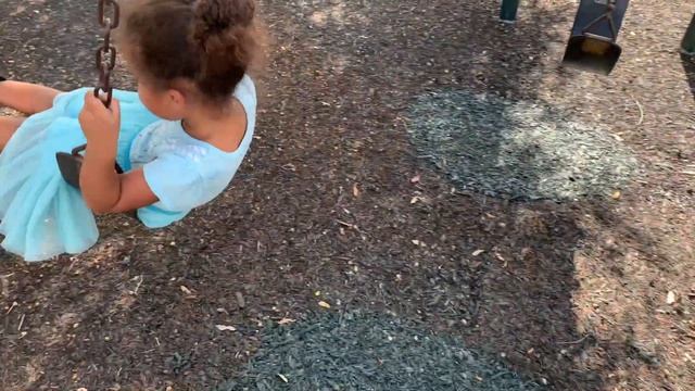 Kids Pretend Play | Elsa Learns How To Swing! | Elsa Frozen Movie Playtime смотреть онлайн