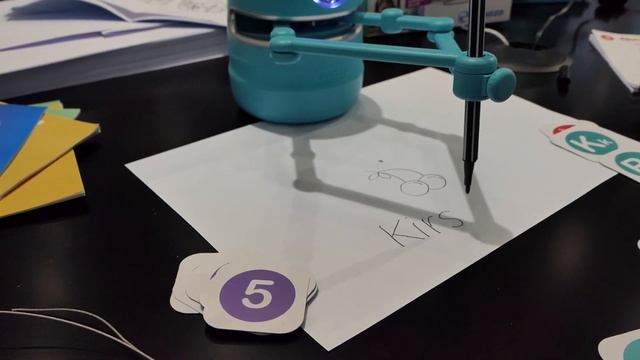 Lernroboter Quincy zeichnet und lernt Kindern schreiben/rechnen - Spielwarenmesse 2023 - Interview смотреть онлайн