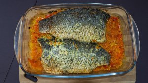 Рыба запеченная в духовке в сметанном соусе с овощами